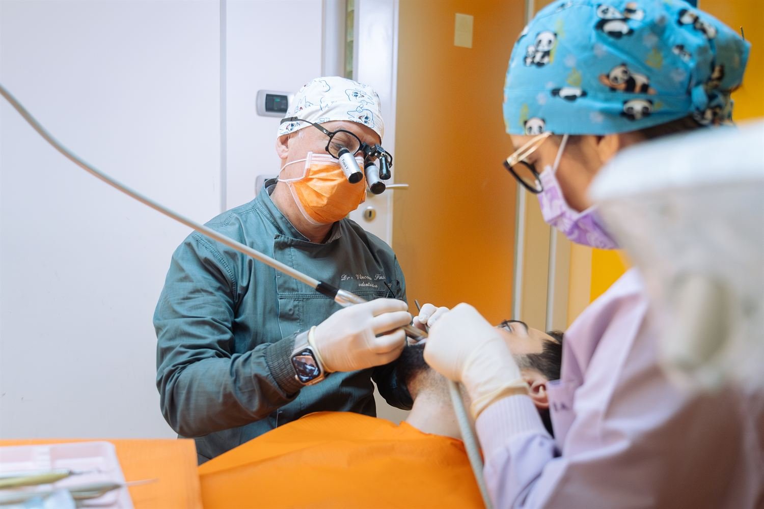 Dott. Fuscà durante un intervento implantare con tecniche digitali