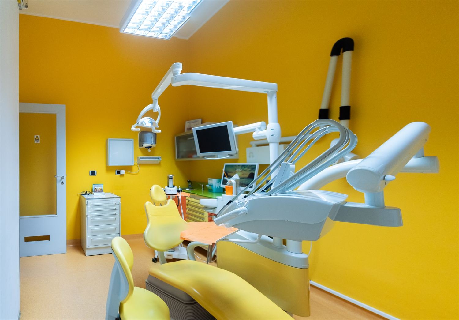Sala operativa con riunito odontoiatrico moderno – studio dentistico Vibo Valentia